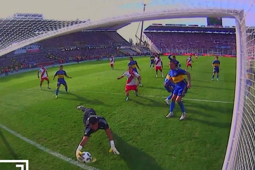 Polémica en el Superclásico Entró toda la pelota en el gol anulado