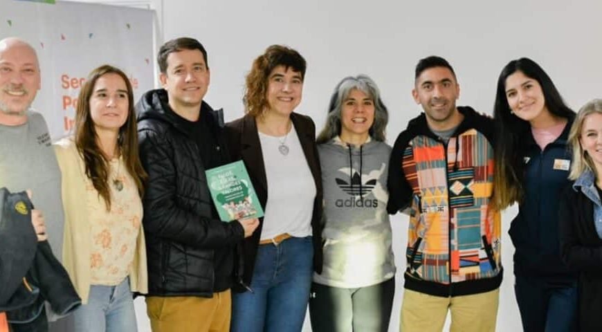 "Ministerio de Educación recibe donación de 280 ejemplares de libro de docentes provinciales"