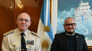 Reunión entre Prefectura Naval Argentina y Embajador de El Salvador fortalece cooperación marítima.