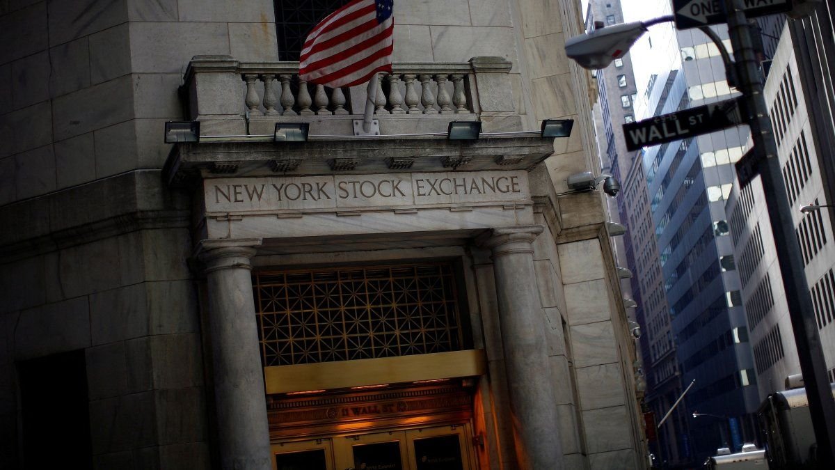 Wall Street se desploma por apagón tecnológico y resultados decepcionantes