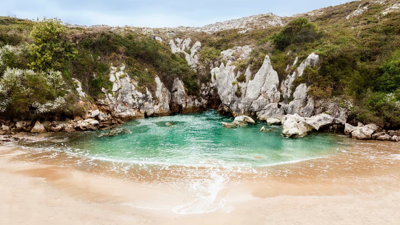 noticiaspuertosantacruz.com.ar - Imagen extraida de: https://adnsur.com.ar/sociedad/cual-es-y-donde-queda-la-playa-mas-pequena-del-mundo-que-esta-rodeada-de-acantilados-_a66bb4635c505df1e5402cbb4