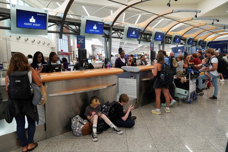 noticiaspuertosantacruz.com.ar - Imagen extraida de: https://finance.yahoo.com/news/delta-passengers-sue-airline-refusing-192720861.html