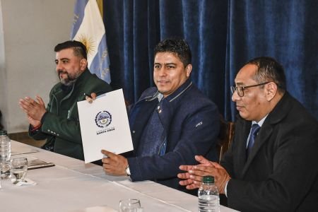 noticiaspuertosantacruz.com.ar - Imagen extraida de: https://noticias.santacruz.gob.ar/gestion/gobierno/item/31151-vidal-firmo-decreto-para-la-adquisicion-de-40-unidades-moviles-para-el-ministerio-de-seguridad