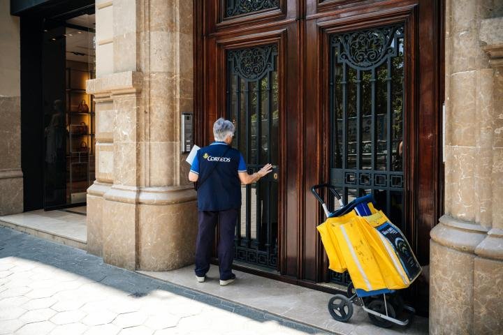 noticiaspuertosantacruz.com.ar - Imagen extraida de: https://www.huffingtonpost.es//virales/una-cartera-correos-denuncia-le-pasado-llevar-notificacion.html