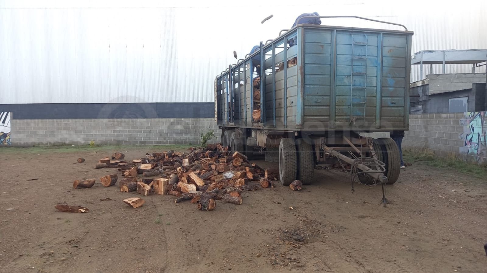 noticiaspuertosantacruz.com.ar - Imagen extraida de: https://www.elcaletense.net/detalle/32468/Caleta-Olivia:-entregan-leña-a-vecinos-sin-gas-natural-