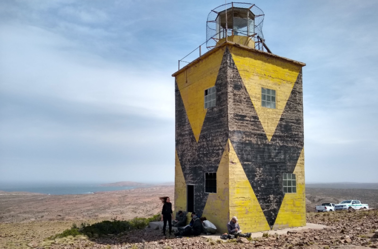 noticiaspuertosantacruz.com.ar - Imagen extraida de: https://elrompehielos.com.ar/faros-de-la-ruta-azul-testigos-de-la-historia-de-la-patagonia