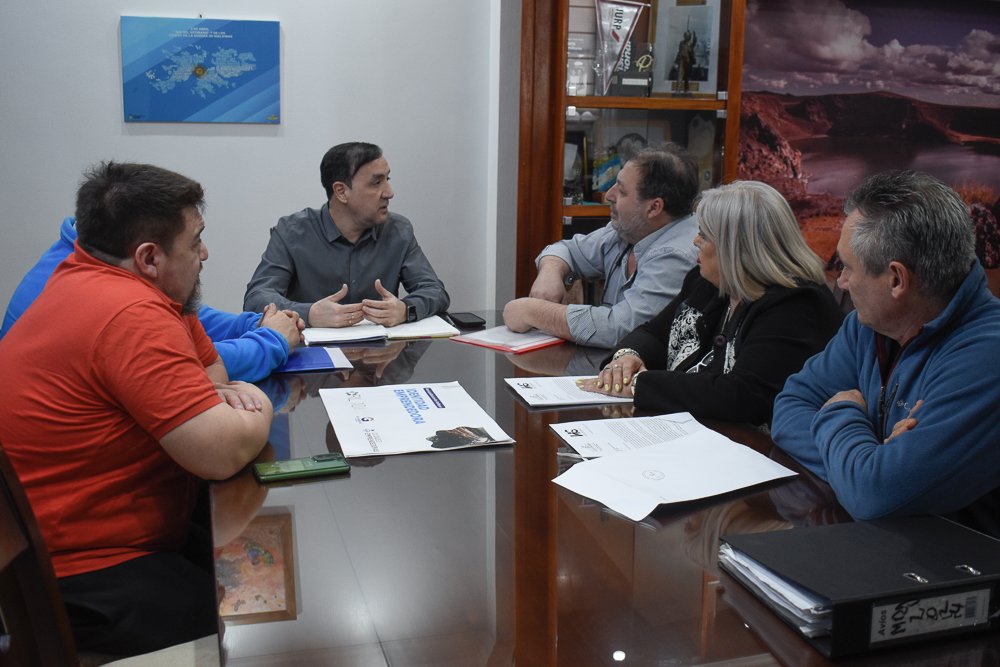 noticiaspuertosantacruz.com.ar - Imagen extraida de: https://www.riogallegos.gob.ar/noticias/grasso-se-reunio-con-referentes-del-sector-hotelero-gastronomico-y-comercial/