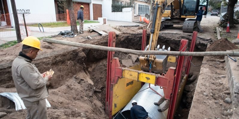 noticiaspuertosantacruz.com.ar - Imagen extraida de: https://www.construar.com.ar/2024/08/construccion-de-un-desague-pluvial-de-1355-metros/