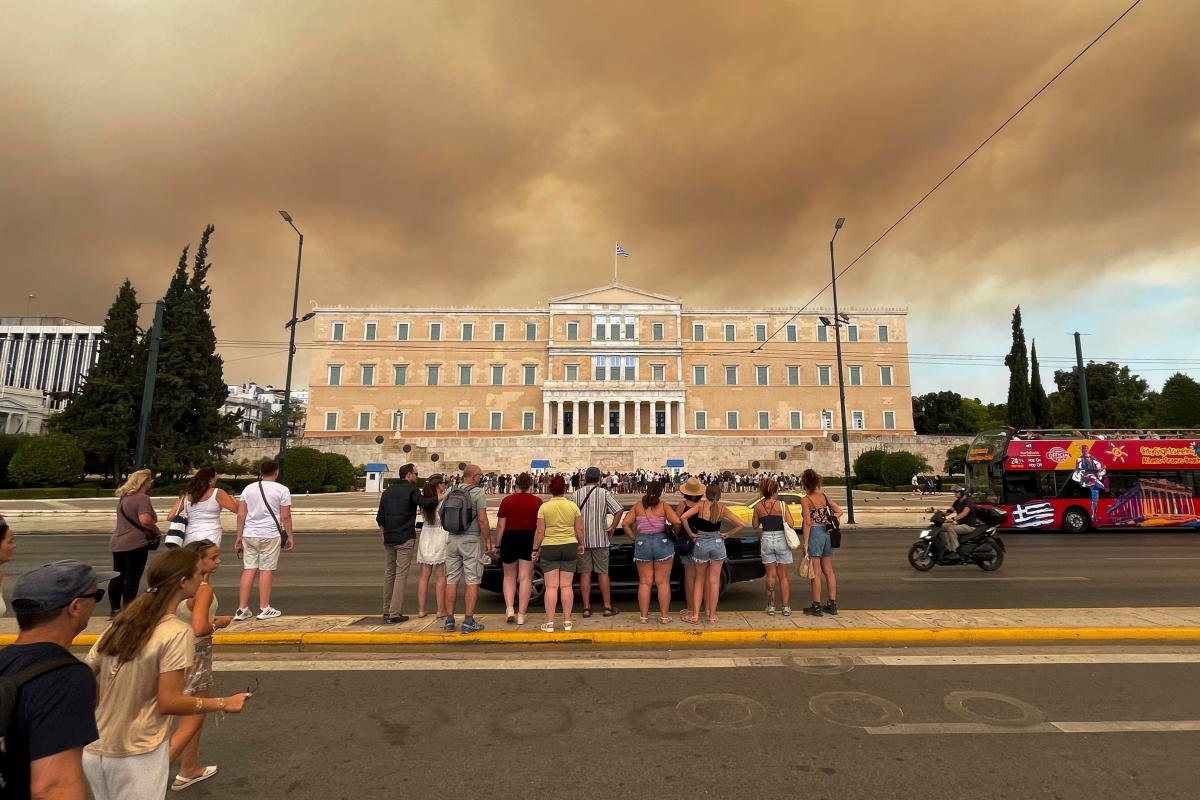 noticiaspuertosantacruz.com.ar - Imagen extraida de: https://finance.yahoo.com/news/wildfire-near-greeces-capital-darkens-173606191.html