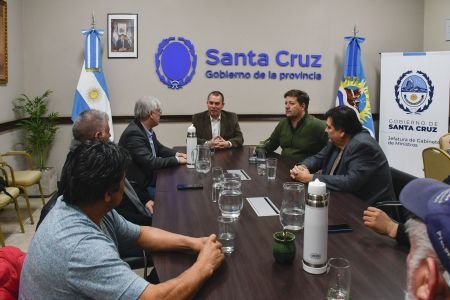 noticiaspuertosantacruz.com.ar - Imagen extraida de: https://noticias.santacruz.gob.ar/gestion/gobierno/item/31007-autoridades-provinciales-se-reunieron-con-representantes-de-la-federacion-de-estimadores-portuarios