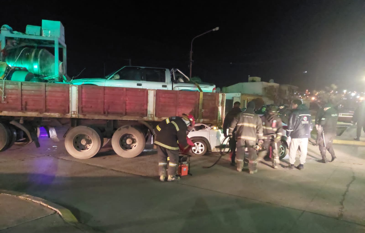 noticiaspuertosantacruz.com.ar - Imagen extraida de: https://www.elcaletense.net/detalle/32792/Madrugada-accidentada-en-Caleta-Olivia:-Renault-Kwid-impacta-sobre-un-camión