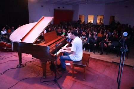 noticiaspuertosantacruz.com.ar - Imagen extraida de: https://noticias.santacruz.gob.ar/gestion/ministerio-de-gobierno/cultura/item/31125-pianistas-del-sur-juan-via-y-claus-deslumbraron-auditorio-del-centro-cultural-santa-cruz