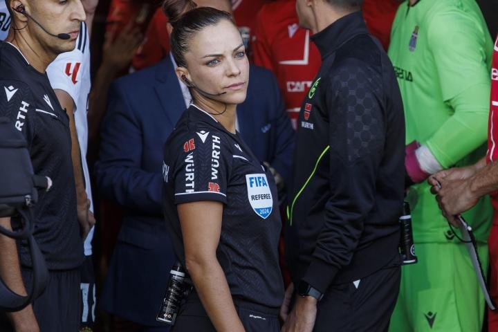 noticiaspuertosantacruz.com.ar - Imagen extraida de: https://www.huffingtonpost.es//deporte/marta-huerta-aza-historia-convierte-primera-arbitra-principal-futbol-profesional.html