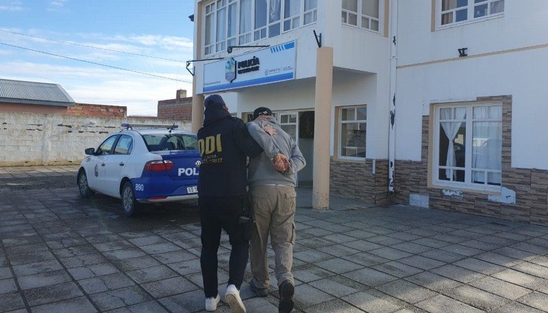 noticiaspuertosantacruz.com.ar - Imagen extraida de: https://www.tiemposur.com.ar/policiales/detencion-por-abuso-sexual-agravado-y-corrupcion-de-menores