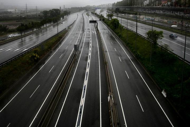 noticiaspuertosantacruz.com.ar - Imagen extraida de: https://www.huffingtonpost.es//sociedad/luz-verde-plan-espana-instalar-semaforos-autopistas-acabar-atascos.html