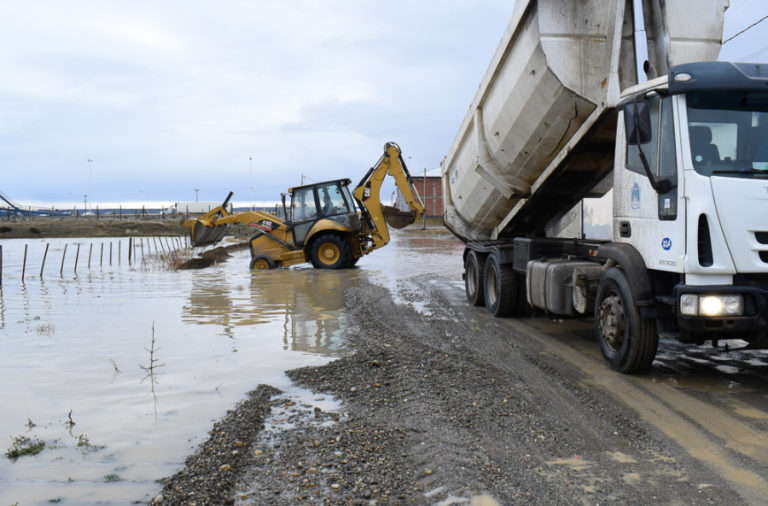 noticiaspuertosantacruz.com.ar - Imagen extraida de: https://elrompehielos.com.ar/trabajos-de-contencion-para-evitar-el-avance-del-agua-en-los-domicilios-de-rio-gallegos