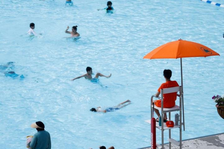 noticiaspuertosantacruz.com.ar - Imagen extraida de: https://www.huffingtonpost.es//life/hijos/el-trucazo-psicologo-experto-crianzanos-salgan-piscina-rechistar.html