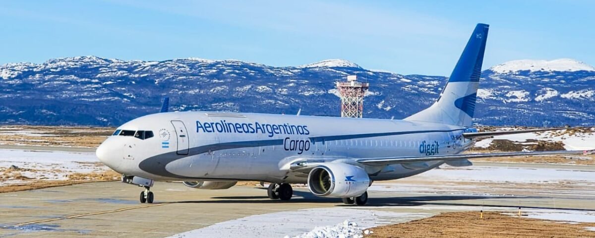 noticiaspuertosantacruz.com.ar - Imagen extraida de: https://www.tierradelfuego.gob.ar/blog/2024/08/07/opero-por-primera-vez-un-avion-de-cargas-de-aerolineas-argentinas-en-ushuaia/