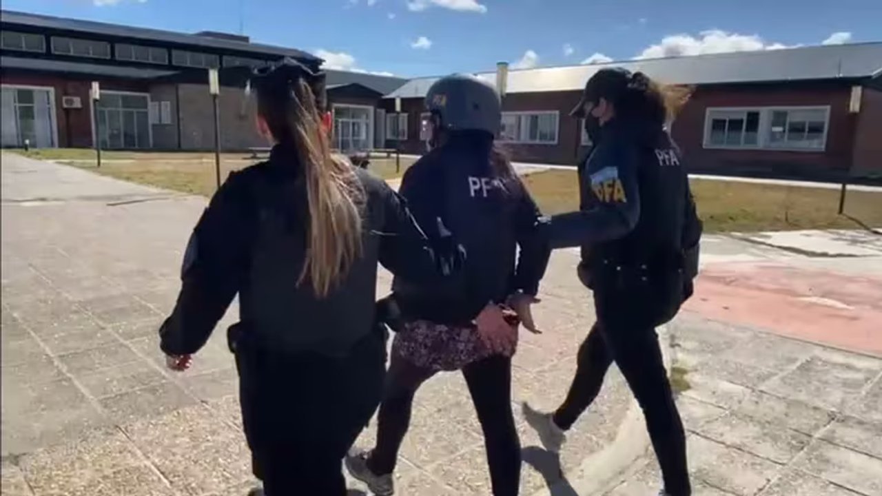 noticiaspuertosantacruz.com.ar - Imagen extraida de: https://adnsur.com.ar/policiales---judiciales/detuvieron-a-la-prima-de-jones-huala-en-chubut--estaba-progufa-hace-dos-anos_a66e16aacc20771bf047d2e93