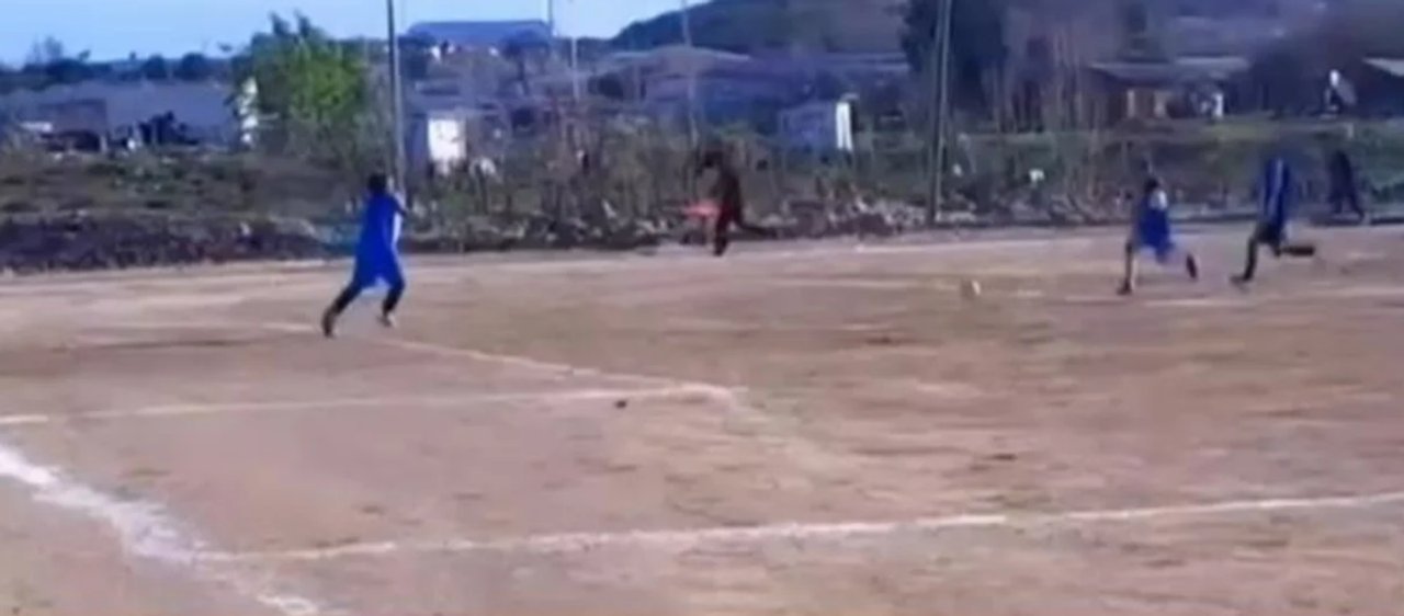 noticiaspuertosantacruz.com.ar - Imagen extraida de: https://adnsur.com.ar/deportes/locura-en-los-veteranos-de-comodoro--un-arquero-metio-una-impresionante-patada-a-un-delantero-y-piden-que-no-juegue-mas_a66e60f898aeafb4f11da006f