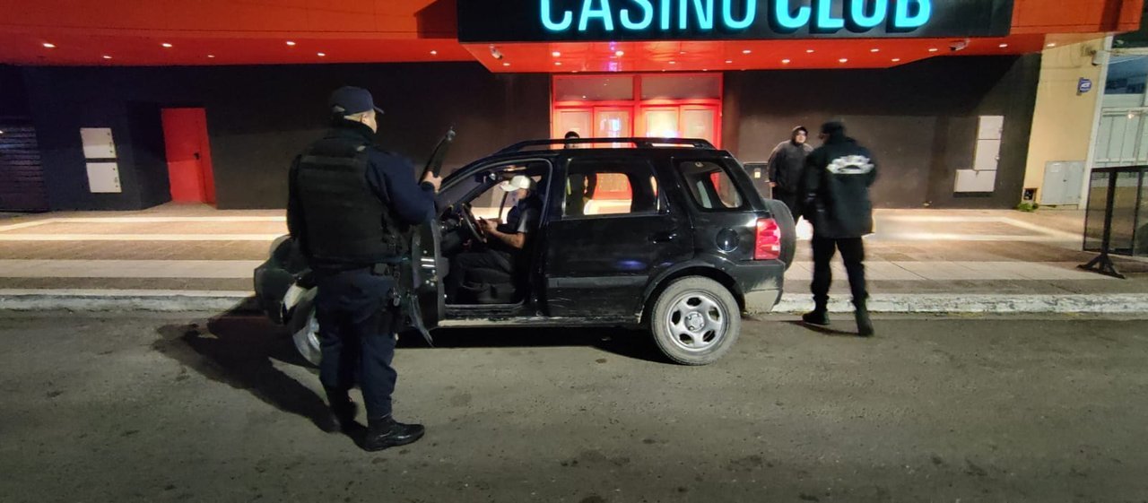 noticiaspuertosantacruz.com.ar - Imagen extraida de: https://adnsur.com.ar/policiales---judiciales/en-tres-operativos-distintos-en-comodoro-y-rada-tilly--se-negaron-al-control-de-alcoholemia--estaban-muy-borrachos_a66e71984a525f8ad4f68b811