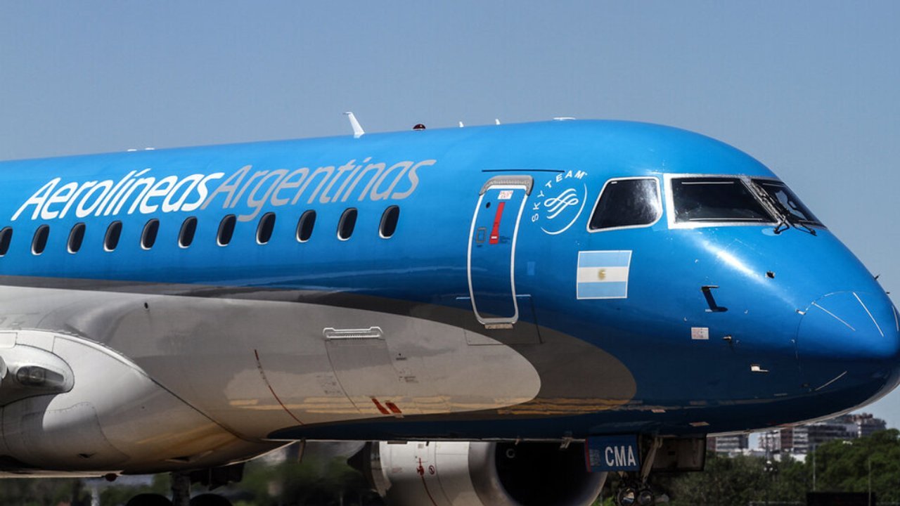 noticiaspuertosantacruz.com.ar - Imagen extraida de: https://adnsur.com.ar/sociedad/panico-y-preocupacion--un-avion-de-aerolineas-argentinas-perdio-una-rueda-despues-de-aterrizar_a66f21f6e61ab407e74856650