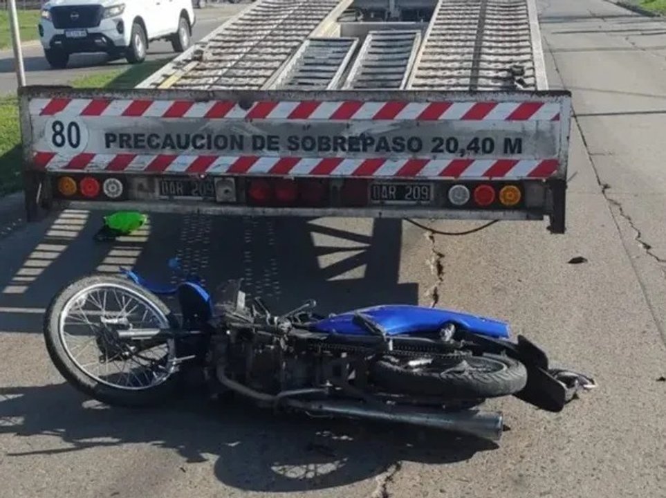 noticiaspuertosantacruz.com.ar - Imagen extraida de: https://adnsur.com.ar/policiales---judiciales/fatal-accidente--dos-adolescentes-que-viajaban-en-moto-perdieron-la-vida-al-chocar-contra-un-camion_a66f45127f634b4bc52cef154