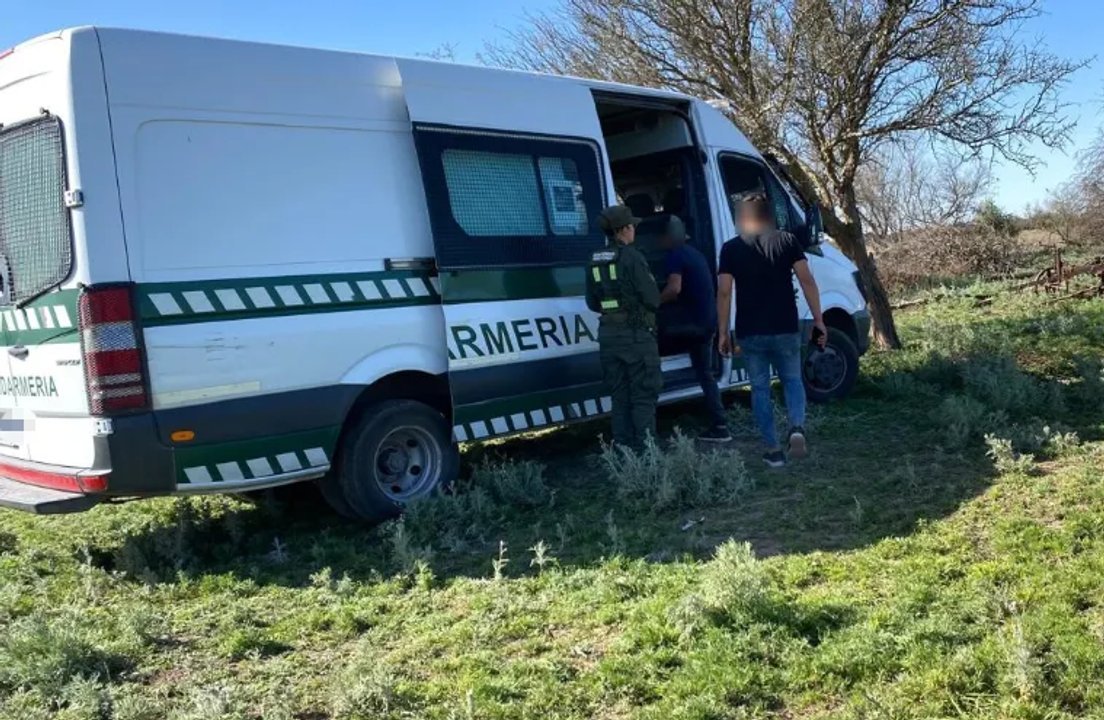 noticiaspuertosantacruz.com.ar - Imagen extraida de: https://adnsur.com.ar/policiales---judiciales/rescataron-a-tres-personas-que-vivian-en-un-colectivo-en-desuso-y-eran-victimas-de-explotacion-laboral_a66d891a8abd6f22da5f416cb