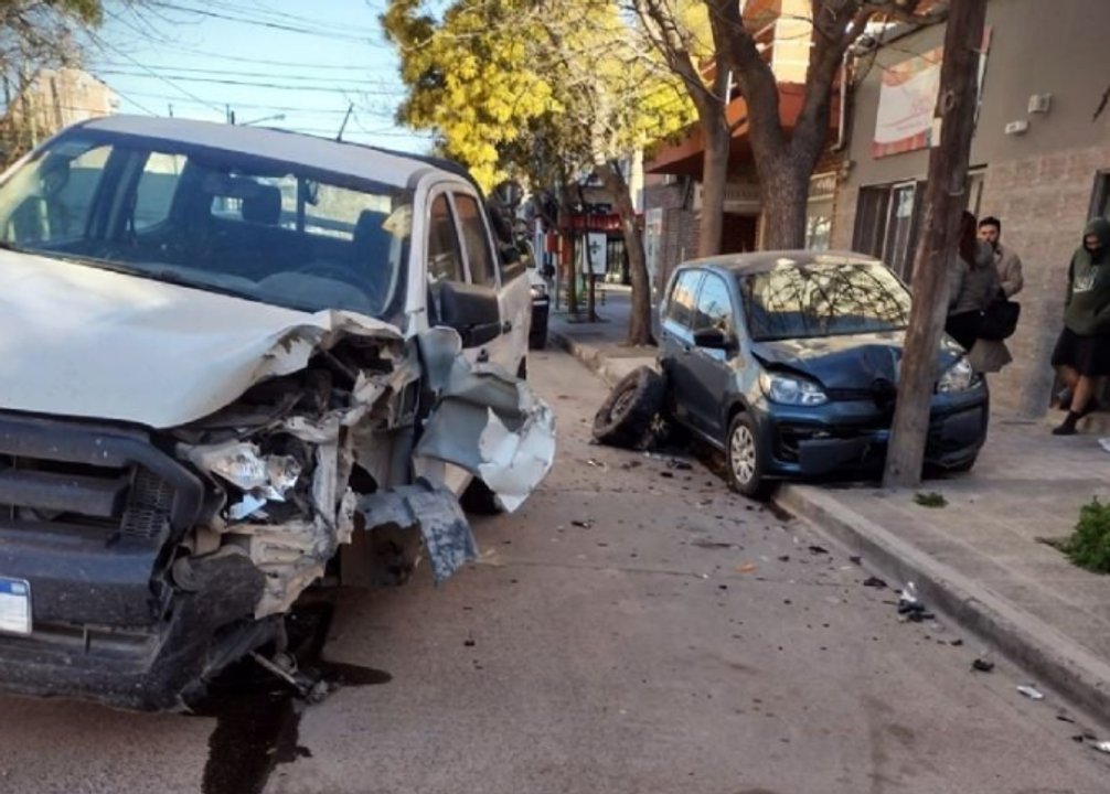 noticiaspuertosantacruz.com.ar - Imagen extraida de: https://adnsur.com.ar/policiales---judiciales/choco-a-un-auto-estacionado--lo-arrastro-por-seis-metros-y-termino-impactando-contra-un-poste-de-luz_a66dc6a5bd59a1cfa5c2f7064