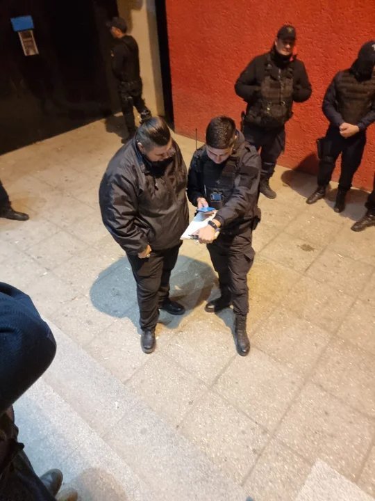 noticiaspuertosantacruz.com.ar - Imagen extraida de: https://adnsur.com.ar/policiales---judiciales/detectaron-a-17-menores-de-edad-usando-una-aplicacion-trucha-para-poder-pasar-a-un-boliche-comodorense_a66dc997fd59a1cfa5c39a401