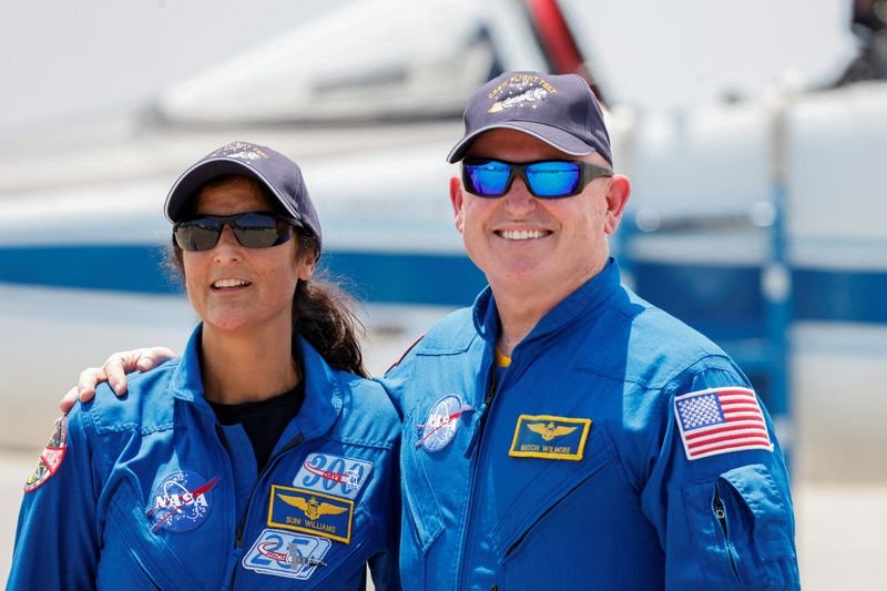 noticiaspuertosantacruz.com.ar - Imagen extraida de: https://finance.yahoo.com/news/spacex-capsule-stuck-astronauts-docks-235550263.html