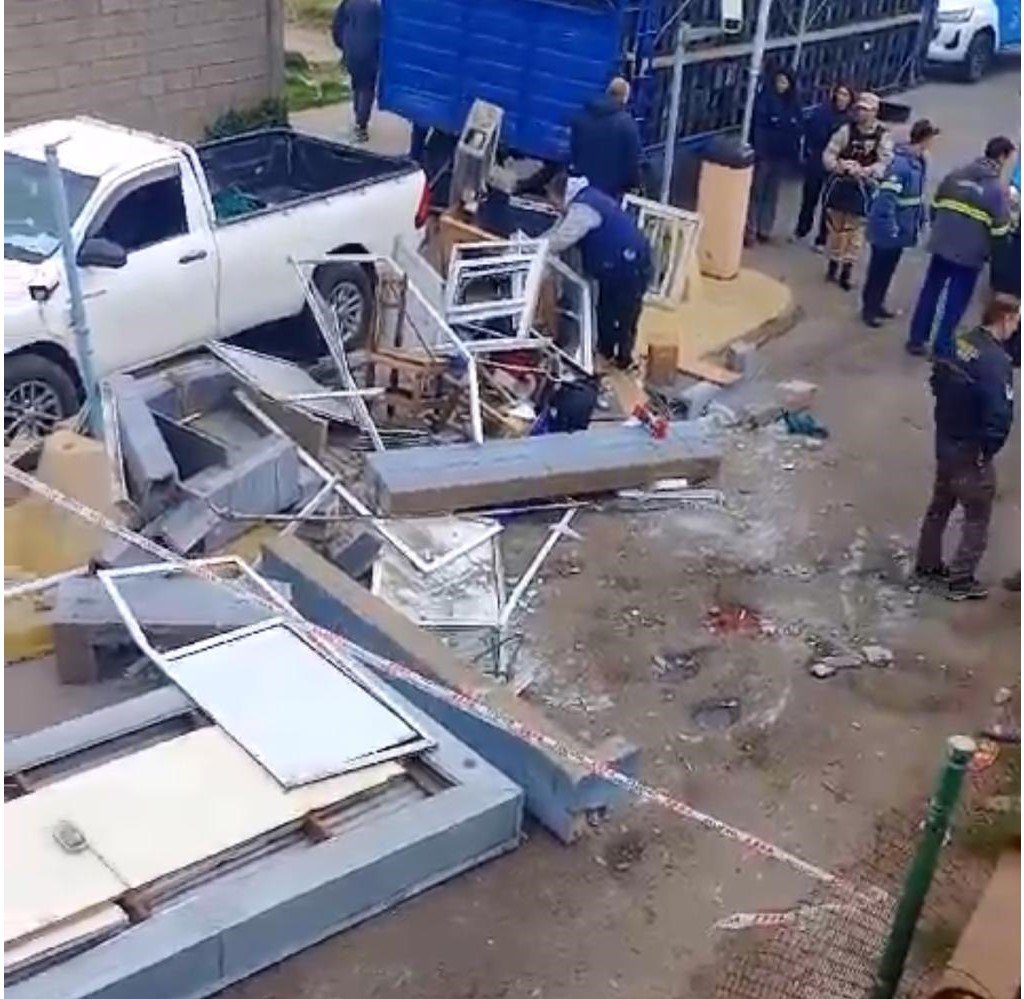 noticiaspuertosantacruz.com.ar - Imagen extraida de: https://pescare.com.ar/camioneta-con-acoplado-destruye-garita-de-control-de-acceso-al-muelle-10/