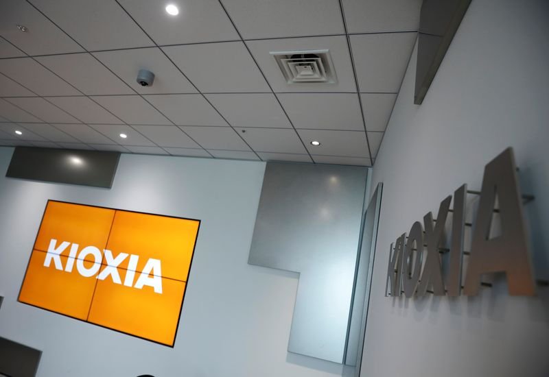 noticiaspuertosantacruz.com.ar - Imagen extraida de: https://finance.yahoo.com/news/exclusive-bain-backed-chipmaker-kioxia-080557079.html