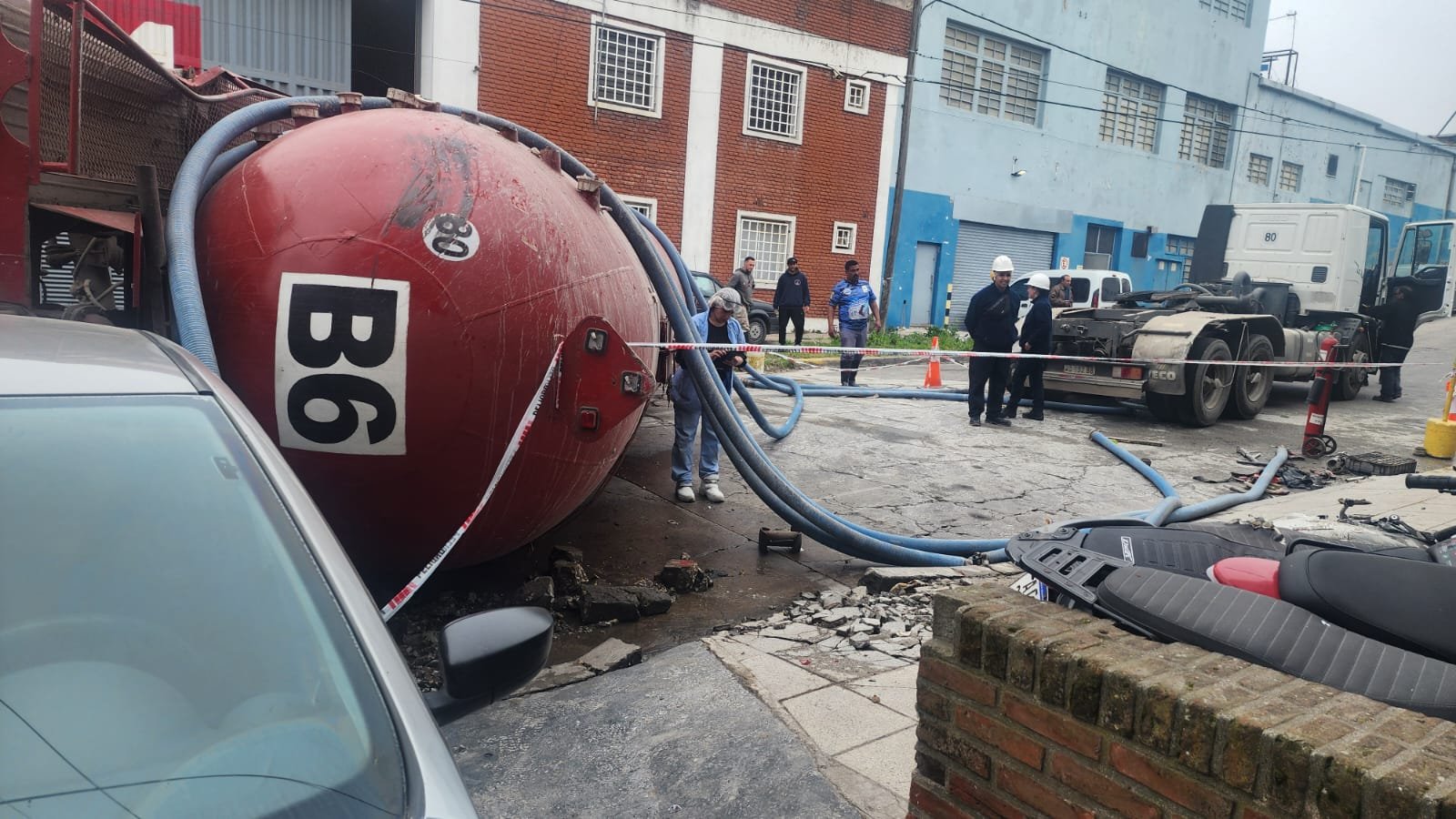 noticiaspuertosantacruz.com.ar - Imagen extraida de: https://pescare.com.ar/descontrol-y-panico-camion-atmosferico-se-precipita-y-destroza-frente-de-planta-pesquera/