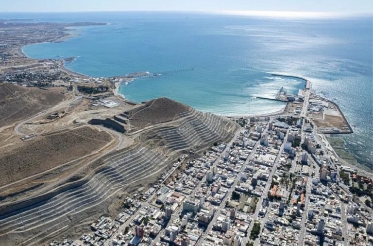 noticiaspuertosantacruz.com.ar - Imagen extraida de: https://elrompehielos.com.ar/ni-drone-ni-google-earth-la-foto-de-comodoro-tomada-desde-el-aire-en-la-decada-del-50