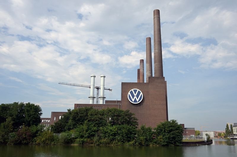 noticiaspuertosantacruz.com.ar - Imagen extraida de: https://finance.yahoo.com/news/volkswagen-goes-head-head-workforce-044836666.html