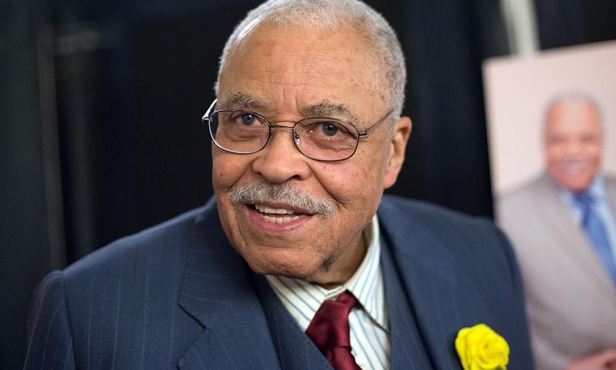 noticiaspuertosantacruz.com.ar - Imagen extraida de: https://www.huffingtonpost.es//life/cultura/muere-james-earl-jones-actor-puso-voz-darth-vader-mufasa-rey-leonbr.html