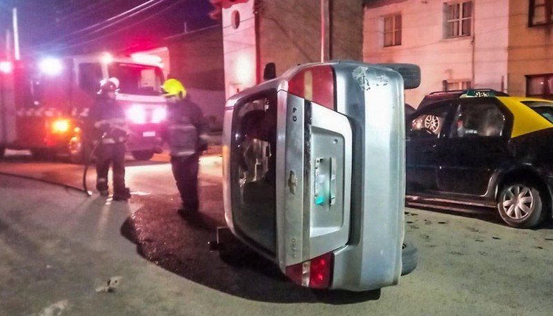 noticiaspuertosantacruz.com.ar - Imagen extraida de: https://www.tiemposur.com.ar/policiales/perdio-el-control-del-rodado-y-volco