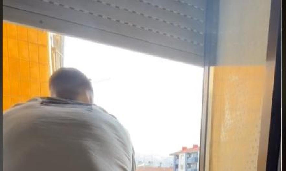 noticiaspuertosantacruz.com.ar - Imagen extraida de: https://www.huffingtonpost.es//virales/unno-tira-hora-tocando-saxofon-balcon-asi-reacciona-vecino.html