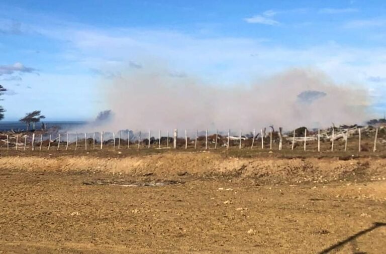 noticiaspuertosantacruz.com.ar - Imagen extraida de: https://elrompehielos.com.ar/intensa-tarea-para-controlar-el-incendio-declarado-en-estancia-la-fueguina