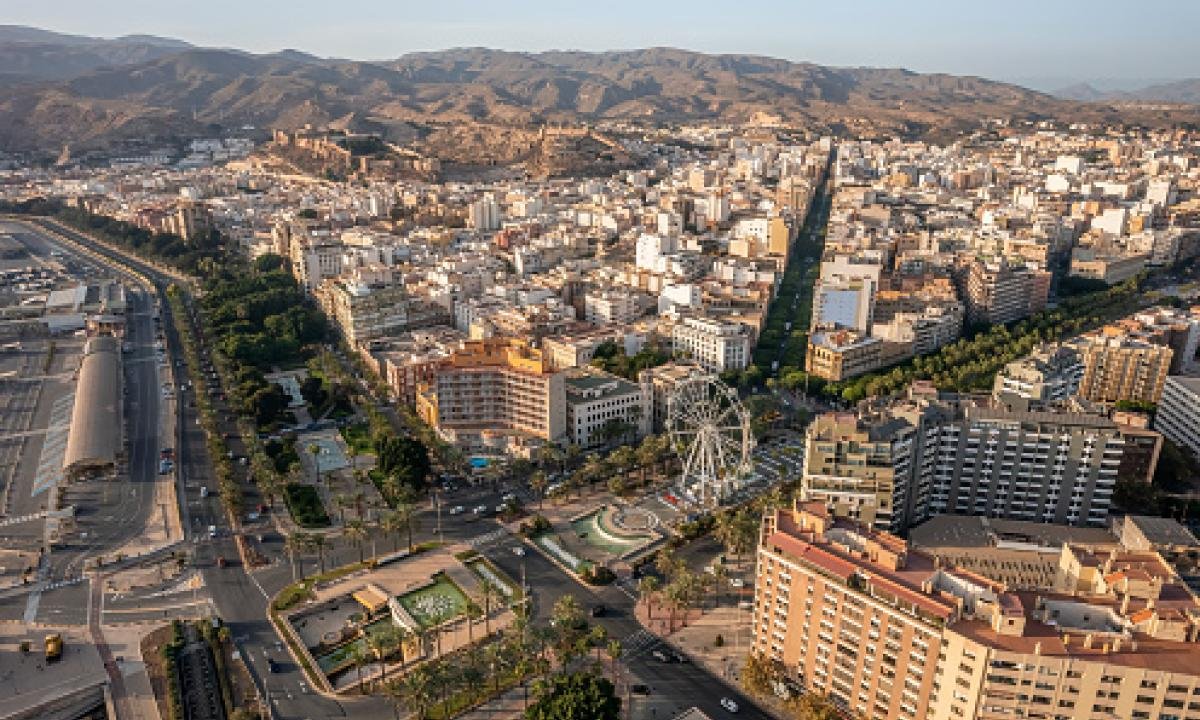 noticiaspuertosantacruz.com.ar - Imagen extraida de: https://www.huffingtonpost.es//sociedad/almeria-libera-insectos-antiplagas-ciudad.html