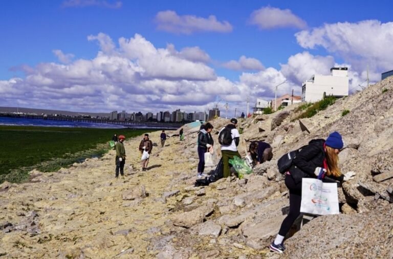 noticiaspuertosantacruz.com.ar - Imagen extraida de: https://elrompehielos.com.ar/gran-jornada-ambiental-en-madryn-limpieza-de-playas-sorteos-charlas-y-mas-actividades