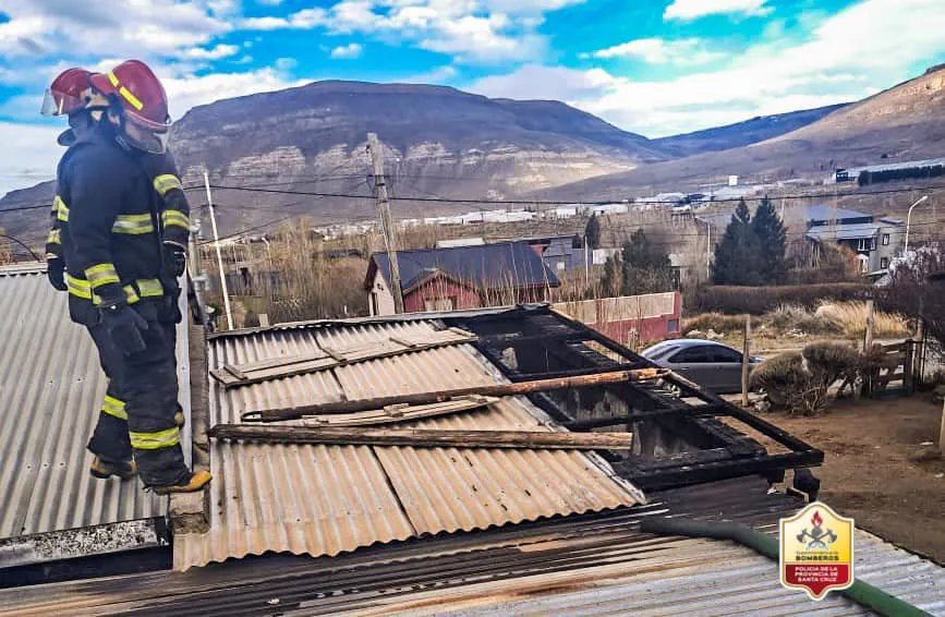 noticiaspuertosantacruz.com.ar - Imagen extraida de: https://ahoracalafate.com.ar//contenido/25583/bomberos-acudieron-a-una-voladura-de-techo