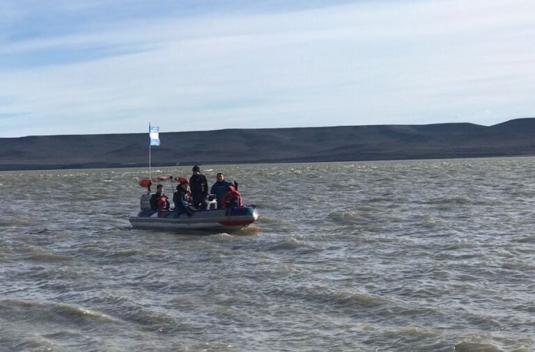 noticiaspuertosantacruz.com.ar - Imagen extraida de: https://elrompehielos.com.ar/coordinan-operativo-para-evaluar-impacto-ambiental-tras-derrame-de-petroleo-en-punta-loyola