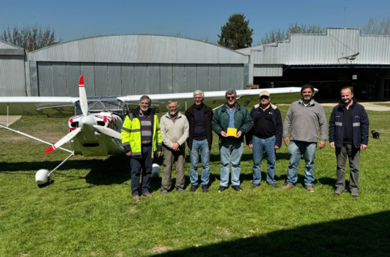 noticiaspuertosantacruz.com.ar - Imagen extraida de: https://elrompehielos.com.ar/se-concreto-con-exito-la-prueba-en-vuelo-del-primer-avion-electrico-del-pais