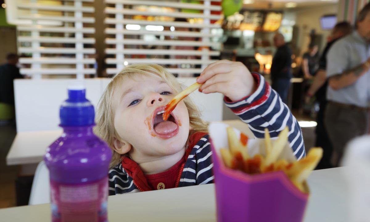 noticiaspuertosantacruz.com.ar - Imagen extraida de: https://www.huffingtonpost.es//sociedad/llevan-hijano-restaurante-cuenta-escondia-sorpresa-comportamiento-peque.html