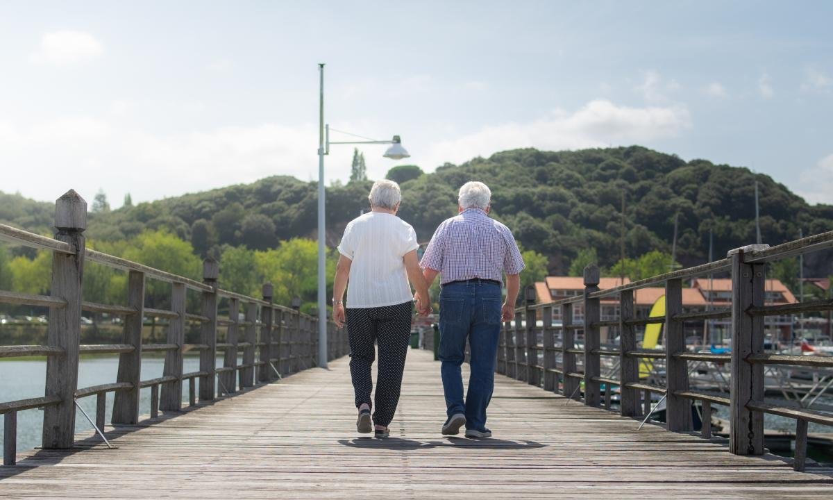 noticiaspuertosantacruz.com.ar - Imagen extraida de: https://www.huffingtonpost.es//life/salud/los-expertos-claro-cantidad-pasos-debes-caminar-tienes-mas-65nos.html