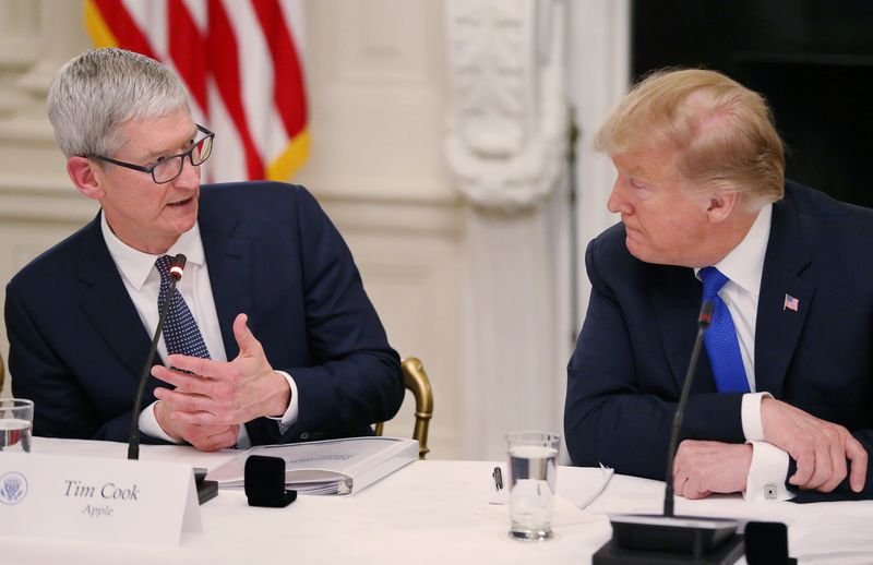 noticiaspuertosantacruz.com.ar - Imagen extraida de: https://finance.yahoo.com/news/trump-says-apple-ceo-cook-221637032.html