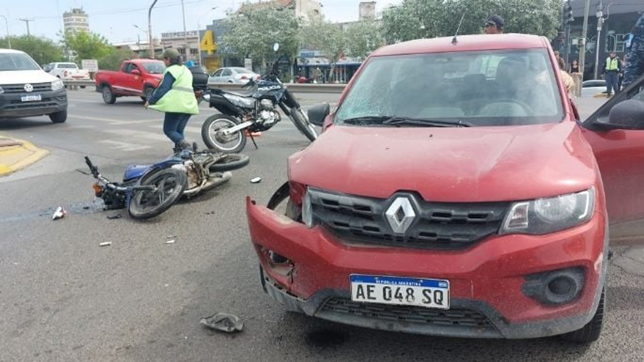 noticiaspuertosantacruz.com.ar - Imagen extraida de: https://adnsur.com.ar/policiales---judiciales/choque-en-el-bajo-neuquino--un-motocilista-termino-hospitalizado-tras-un-accidente_a6706f13d8b8efac55644524b