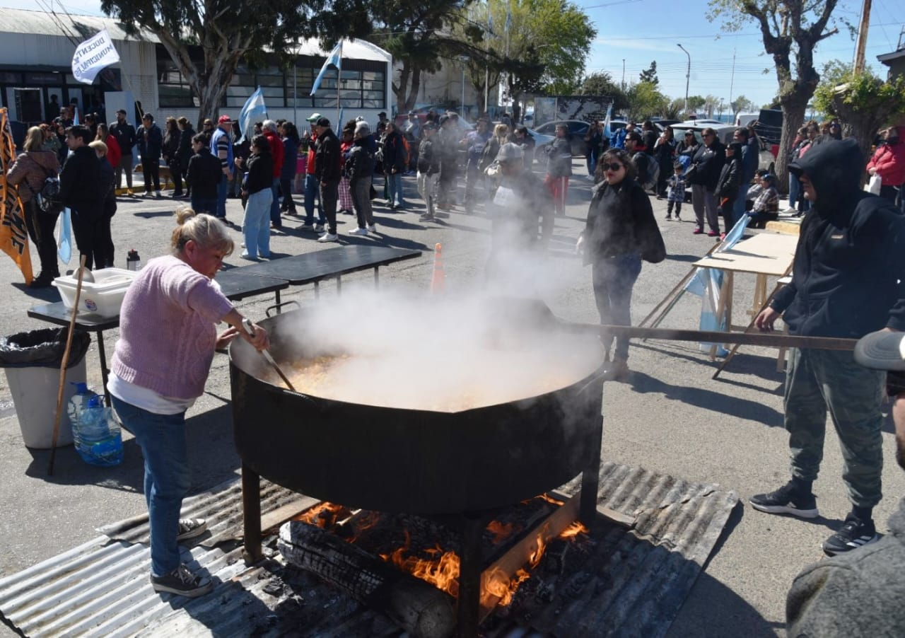 noticiaspuertosantacruz.com.ar - Imagen extraida de: https://www.elpatagonico.com/concluye-el-tercer-dia-paro-municipales-una-olla-popular-n6067211